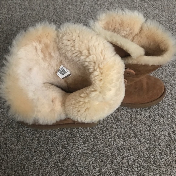 Chestnut Bailey button Tall Uggs - Picture 9 of 10